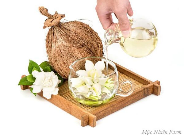 Mùi hương của hoa dành dành được sử dụng trong ngành công nghiệp nước hoa.