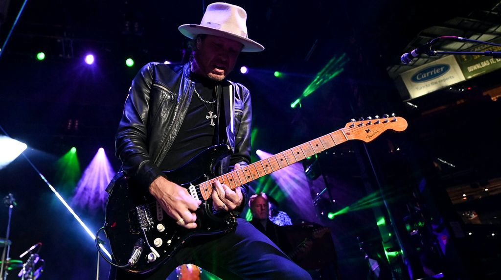 Cùng theo dõi Kenny Wayne Shepherd biểu diễn Comfortably Numb trên cây Black Strat của David Gilmour