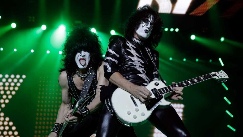Tommy Thayer sẽ dạy bạn cách chơi những bản solo yêu thích của KISS qua Gibson App