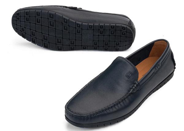 Đặc điểm dễ nhận biết nhất của giày moccasin là phần đế bằng