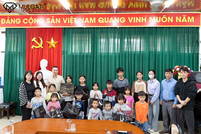 Đoàn thiện nguyện Mulgati trao quà cho trẻ em tại Làng