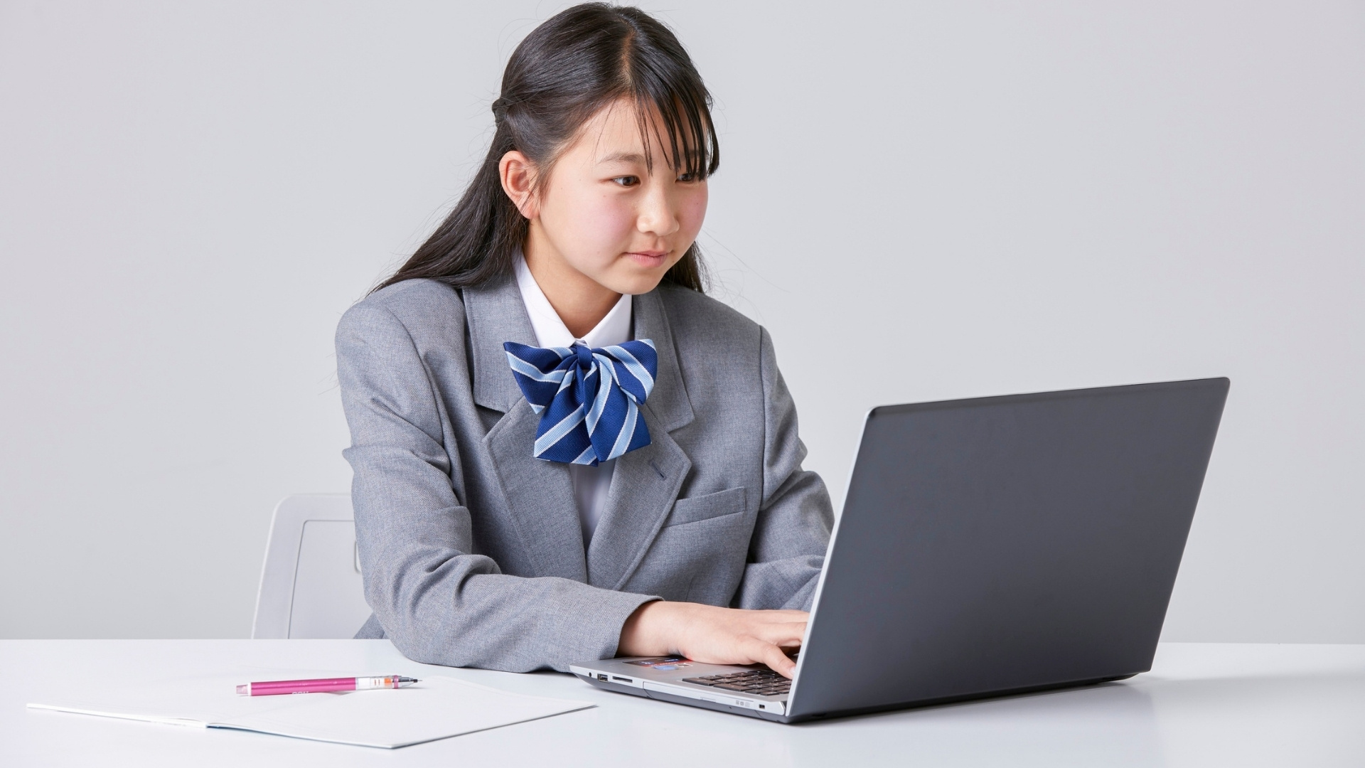 chọn mua Laptop cơ bản cho học sinh cấp 2 – học online, làm bài tập nhẹ