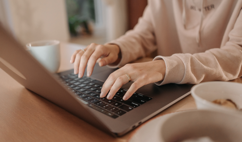 Có nhiều cách để tắt màn hình laptop nhưng máy vẫn hoạt động