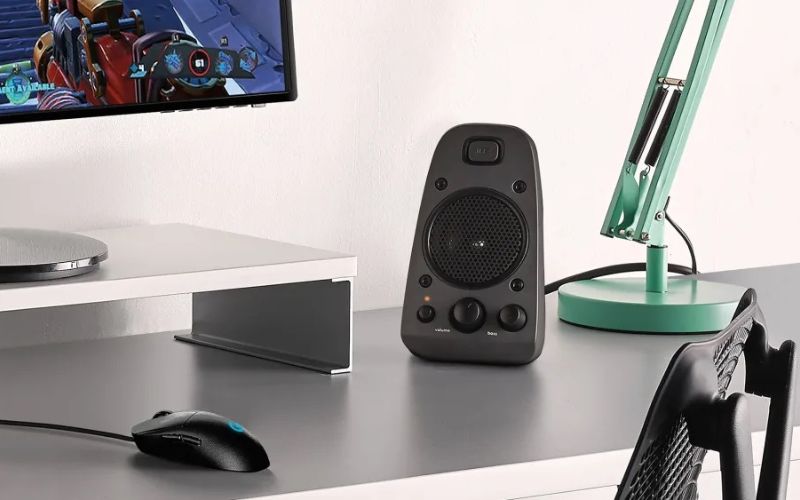 Loa Z625 được trang bị các nút điều khiển âm lượng, nguồn và âm trầm trực tiếp trên loa