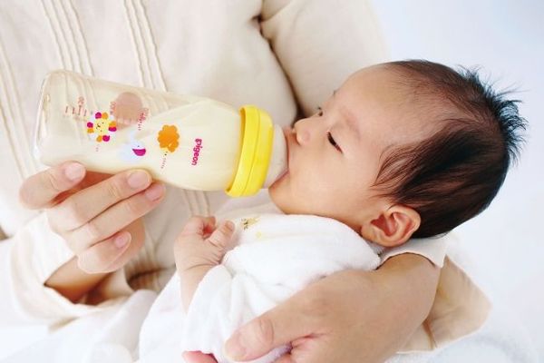 khi nào nên cho trẻ uống sữa tươi