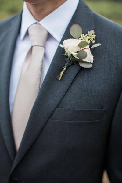 Hoa cưới cài áo cho chú rể