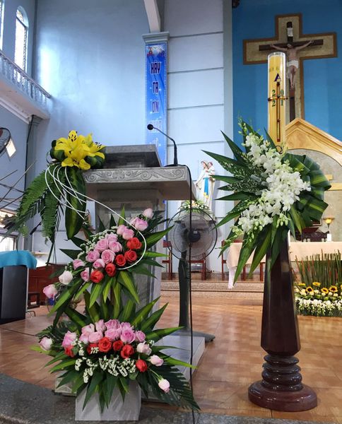 Chiêm ngưỡng mẫu cắm hoa mừng lễ Chúa Ba Ngôi được đầu vô cùng tư tỉ mỉ.