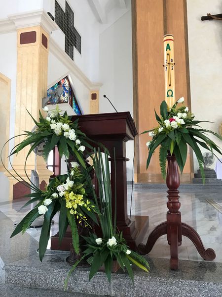 Mẫu cắm theo chủ đề: “hoa nến Phục sinh”.