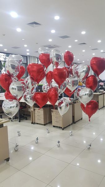 Bóng trái tim cũng là một trong những đạo cụ đáng yêu giúp không gian văn phòng ngày 20/10 xinh xắn hơn.