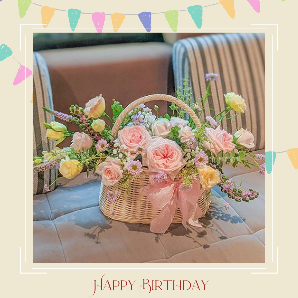 Giỏ hoa nhỏ nhắn, đơn giản tone hồng tặng sinh nhật những cô nàng ngọt ngào.