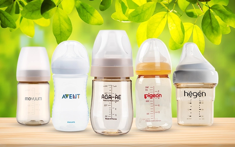 Tặng bình sữa cho trẻ sơ sinh