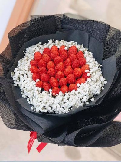 Bó hoa dâu tây đáng yêu