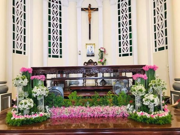 Mẫu cắm theo chủ đề: “hoa nến Phục sinh”.