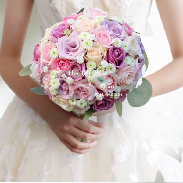 Hoa cầm tay cô dâu dạng tròn Biedermeier