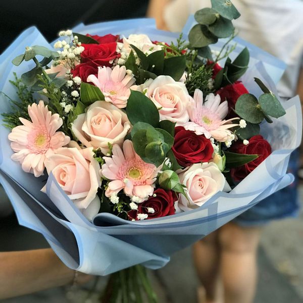 Những bó hoa tươi đầy màu sắc tạo điểm nhấn rực rỡ cho món quà 20/11