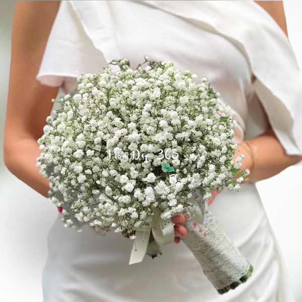 Bó hoa bi trang xinh đẹp trên tay cô dâu