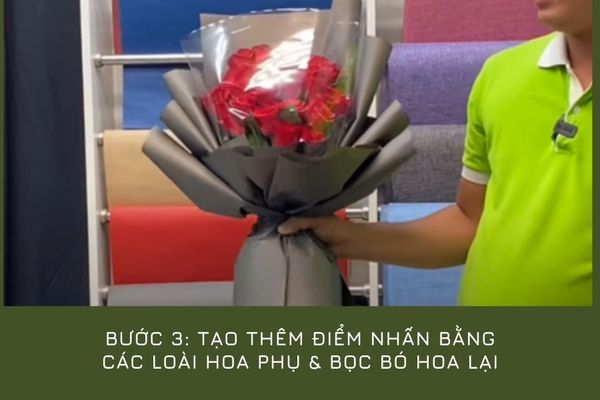 Bọc bó hoa lại bằng giấy và thắt nơ cho xinh xắn nhé