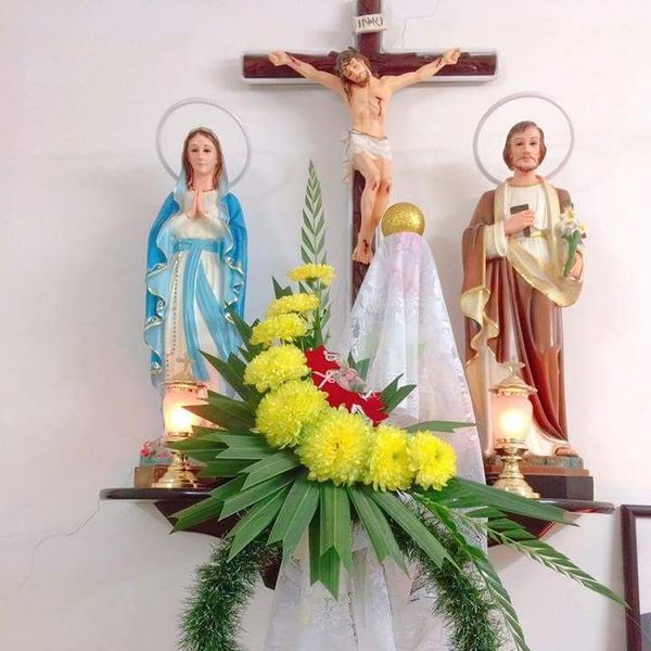 Chưng hoa cúc vạn thọ bàn thờ chúa.