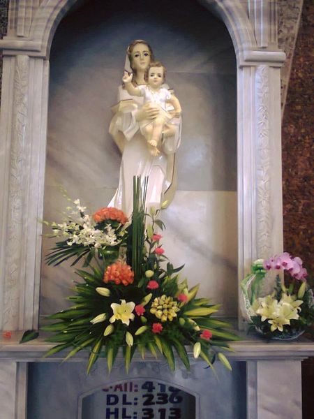 Chưng hoa ly dưới chân tượng Đức Mẹ Maria Đồng Trinh