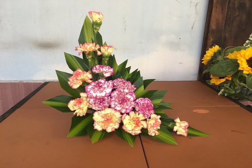 Cách cắm hoa cẩm chướng ngày Tết dáng trăng non