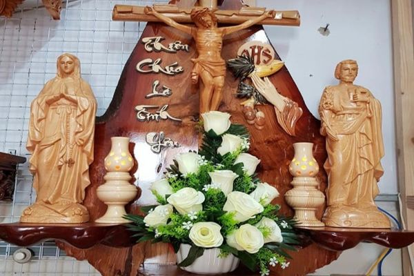 Bình hoa hồng trắng để bàn thờ chúa đẹp