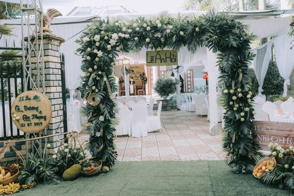 Một thể loại cổng hoa cưới mới lạ được thiết kế từ lá dương xỉ điểm xuyết một ít hoa tươi vô cùng độc đáo.