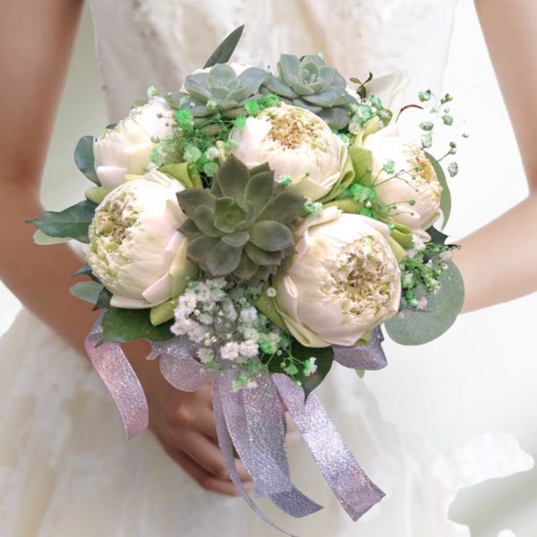 Bó hoa cưới sen thái trắng