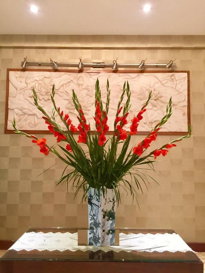 Mẫu bình hoa cắm theo kiểu lệch tâm độc đáo