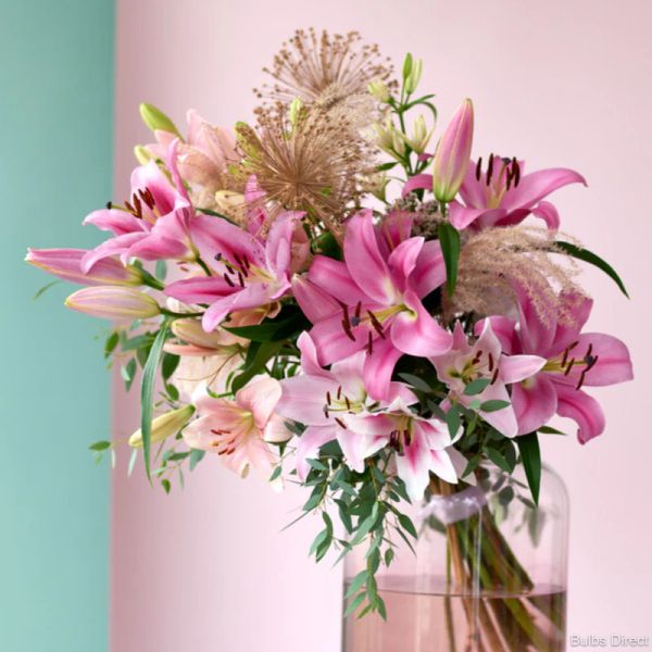 Bình hoa ly hồng cực sang trọng, thích hợp để trưng bày tại phòng khách