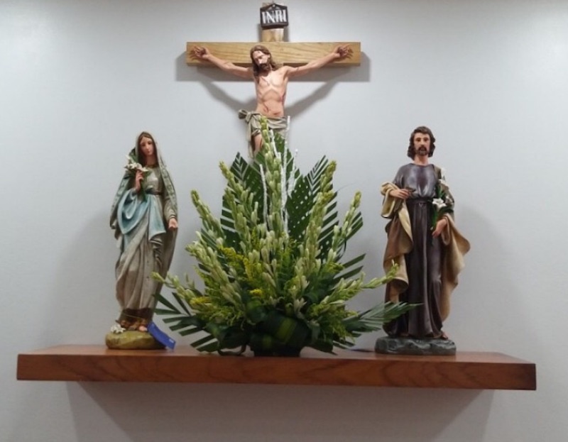 Hoa huệ tây cắm bàn thờ Chúa