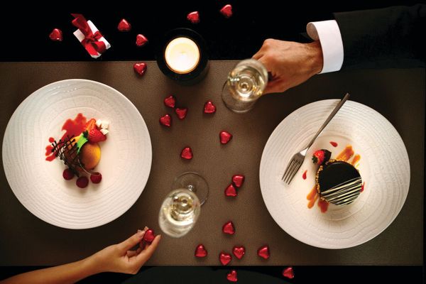 Chuẩn bị bữa ăn tối thật sang trọng cho người phụ nữ của bạn.