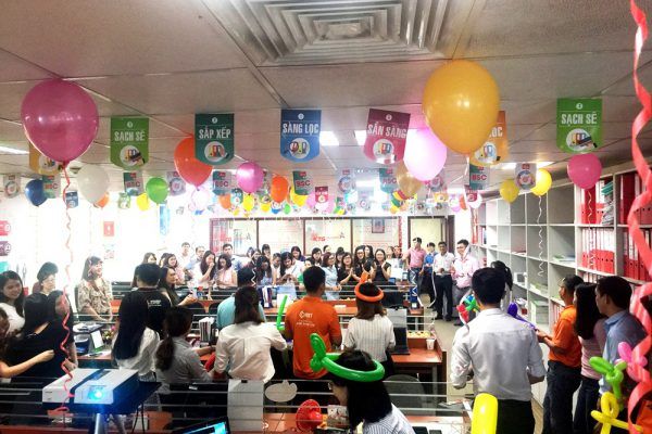 Phong cách trang trí trẻ trung cho dịp 20/10 tại các công ty có văn hóa trẻ.
