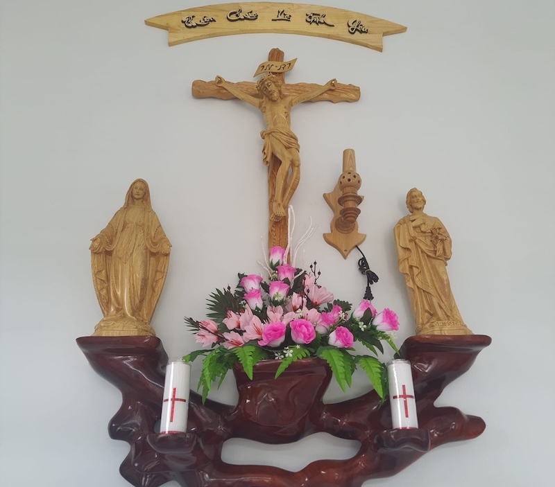 Ý nghĩa sâu sắc của việc cắm hoa trên Bàn Thờ Chúa trong đời sống Công Giáo