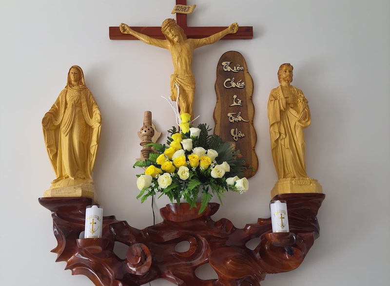 Cắm hoa hình tam giác chưng bàn thờ chúa đẹp