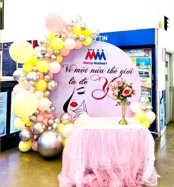 Tham khảo phong cách trang trí đơn giản nhưng vẫn bắt mắt cho khu vực tiếp khách hàng.