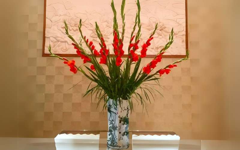 Hoa huệ đỏ luôn được dâng lên bàn thờ tổ tiên, thần phật vì mang nhiều ý nghĩa tâm linh sâu sắc