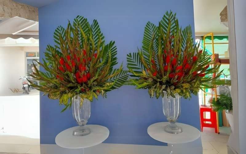 Kiểu cắm hoa huệ đỏ dáng quạt truyền thống, rất được ưa chuộng để trưng bày trên bàn thờ