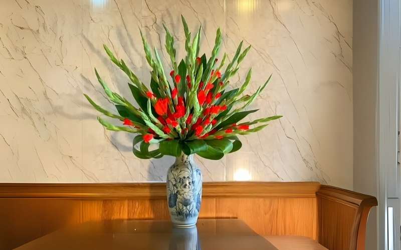Mẫu cắm hoa huệ đỏ dáng thẳng đơn giản, ai cũng làm được