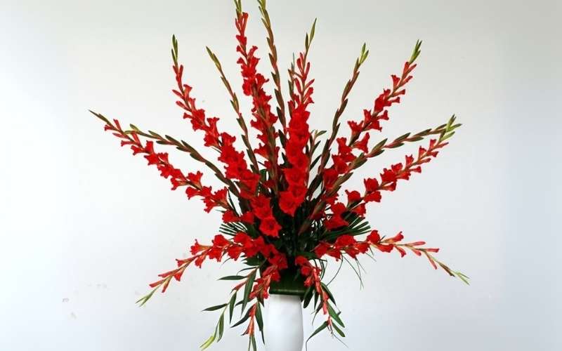 Cắm hoa huệ đỏ dáng rủ mang đến một vẻ đẹp hiện đại, đặc biệt phù hợp với không gian sống hiện đại, tối giản.