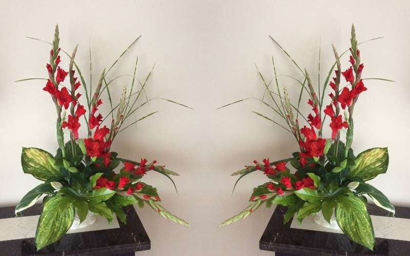 Kiểu cắm hoa huệ đỏ dáng đối xứng hai bên phù hợp trưng bày bàn thờ gia tiên