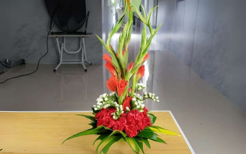 Mẫu hoa huệ đỏ mix hoa cẩm chướng và thiết mộc lan đơn giản