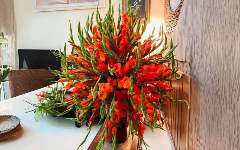 Mẫu cắm hoa huệ đỏ tỏa trăm bông đỏ rực trưng bàn thờ gia tiên ngày Tết