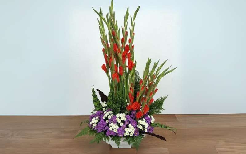 Mẫu hoa huệ đỏ cắm bàn đơn giản trưng bàn thờ
