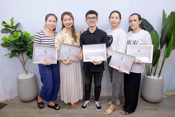 Các học viên đã hoàn thành khoá học cắm hoa cơ bản