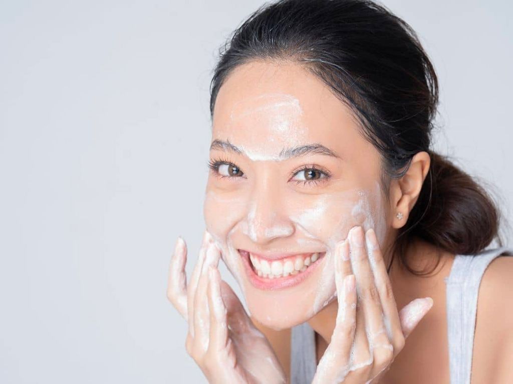 Cách chọn sữa rửa mặt cho viêm da cơ địa chuẩn nhất