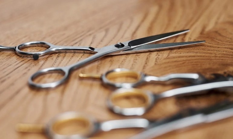 Tỉa lông vùng kín nữ bằng kéo có sao không? Cách làm tại nhà