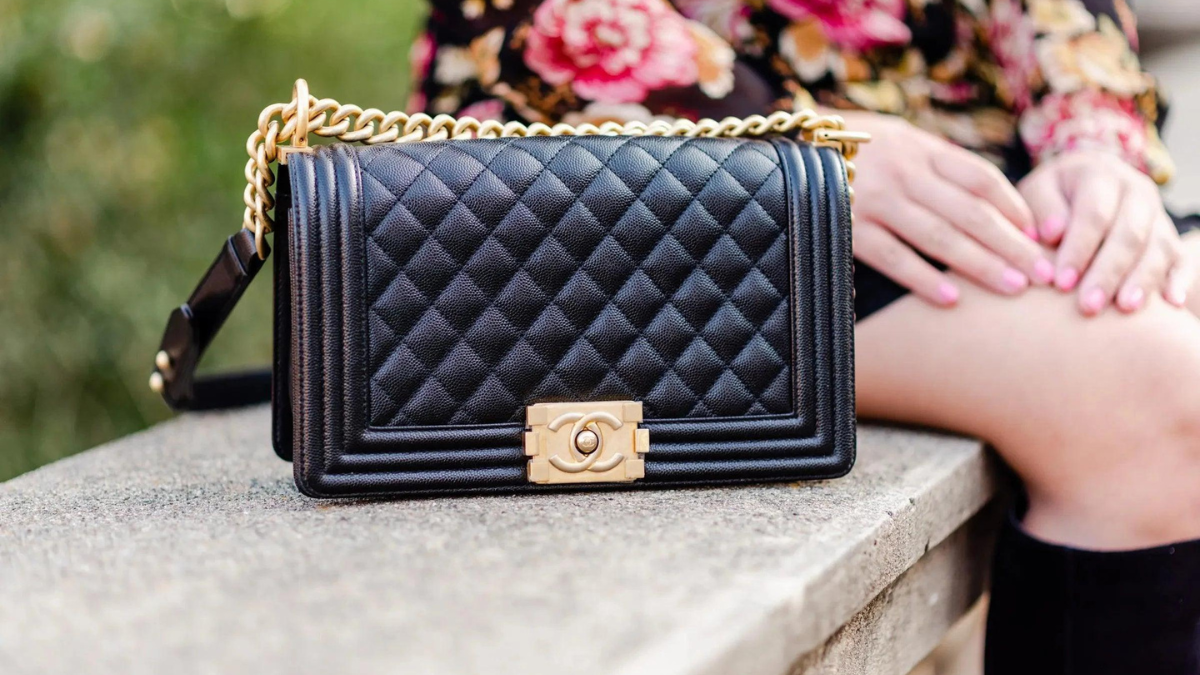 Soi đồ hiệu 7 bước quan trọng để xác định Chanel Boy Bag chính hãng LUXITY