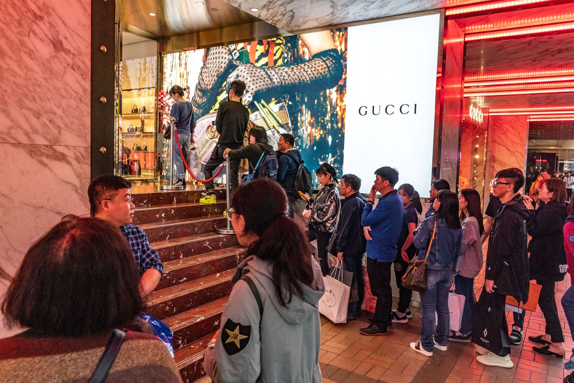 balenciaga-dinh-phot-gucci-va-kering-cung-chiu-thiet-hai-nang-ne