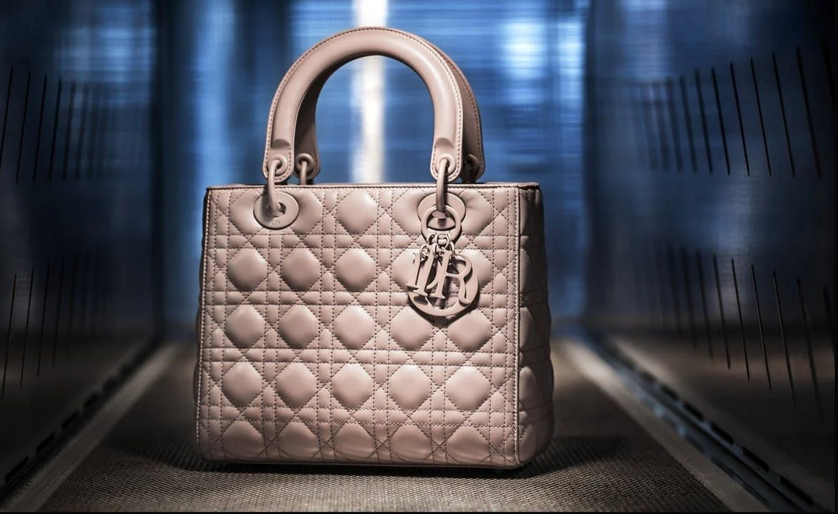 Lady Dior: Biểu tượng của sự đẳng cấp và quyền lực Hinh anh 2: Lady Dior: Bieu tuong cua su dang cap va quyen luc