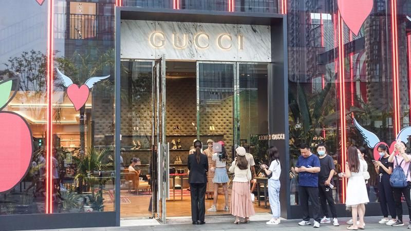 balenciaga-dinh-phot-gucci-va-kering-cung-chiu-thiet-hai-nang-ne
